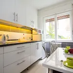 Andrassy With Inside Parking 아파트 *