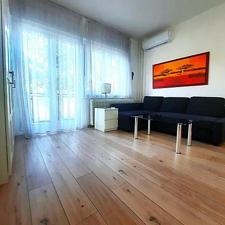Andrassy With Inside Parking 아파트